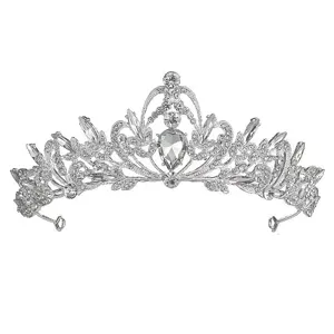 Nahaufnahme der funkelnden Kristalltiara mit filigranen Metallarbeiten und feinen Strasssteinen.