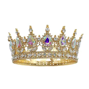 Détail exquis de tiare de couronne en strass de style baroque doré, idéal pour mariage et concours.