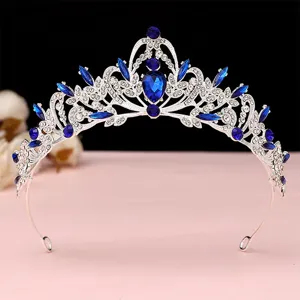 Silberne Braut Tiara Krone mit blauen und klaren Strasssteinen fuer Hochzeitsfeier Haarschmuck