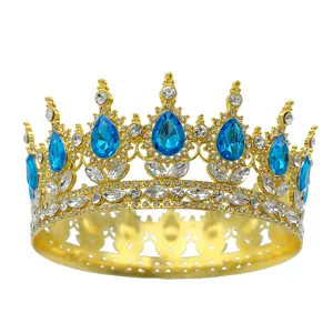 Couronne dorée baroque avec des strass et cristaux en forme de larme bleue pour la mariée.