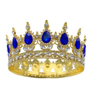 Gros plan détaillé d'une couronne baroque dorée de luxe avec des strass larmoyants bleus.