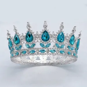 Gros plan détaillé d'un diadème argenté baroque orné de strass bleus étincelants en forme.