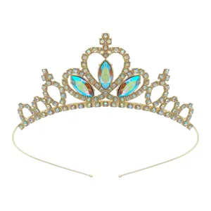Nahaufnahme Detail eines glänzenden goldenen Strass-Prinzessinnen-Diadems mit irisierenden Steinen.