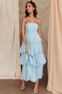 Robe bustier bleu clair élégante avec volants étagés et design de gâteau chic.