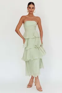 Vue détaillée d'une robe longue à volants vert sauge sans bretelles sur mannequin
