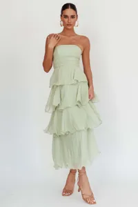 Vue complète d'une robe bustier vert clair à volants étagés sur un mannequin pro