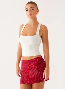 Roter Pailletten bestickter Minirock Detailaufnahme, glamouröser figurbetonter Rock Damen.