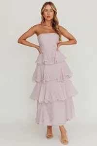 Robe longue élégante rose sans bretelles avec volants à plusieurs niveaux en studio