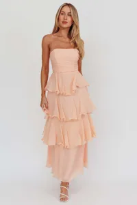 Élégante robe midi bustier pêche à volants superposés présentant un tissu texturé