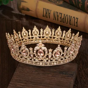 Barok vintage gouden ronde kroon met sprankelende roze strass-steentjes, prachtige sieraden.