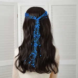 Vue détaillée vigne de cheveux perles bleues, accessoire coiffure mariée multicouche.