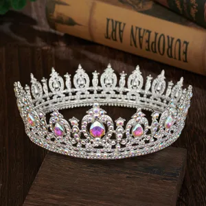 Barok strass ronde kroon detailopname, luxe zilveren legering tiara voor bruiloft.