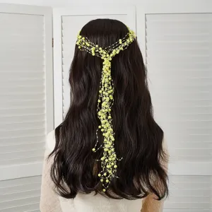 Vue rapprochée de la vigne de cheveux en perles jaunes artisanale pour coiffures de mariée.