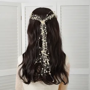 Vue détaillée de l'accessoire de cheveux de mariée en perles à cascades multicouches.