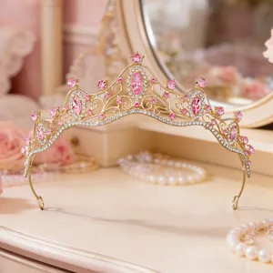 Detailansicht der goldenen Braut Tiara mit funkelnden rosa und klaren Strasssteinen.