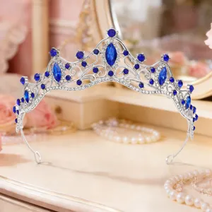 Elegante silberne Brauttiara mit funkelnden blauen und klaren Strasssteinen für den großen Tag.