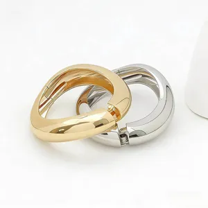 Klobiges geometrisches unregelmäßiges wellenförmiges Metallklapp-Armband-Set in Gold und Silber