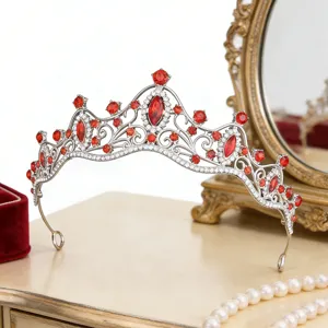 Vintage silberne rote Strass Tiara Krone Detailansicht, elegante Braut Haarschmuck Display.
