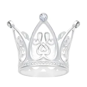 Vue détaillée d'une mini couronne en métal avec des strass étincelants et motif cœur.