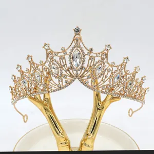 Détail de couronne de mariée étincelante, tiare vintage en cristal marquise chic.