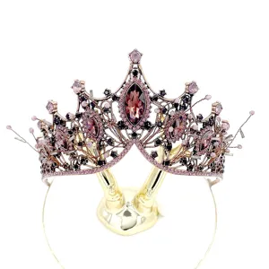 Couronne de mariée vintage en cristal avec grands strass mauve pour fête de mariage.
