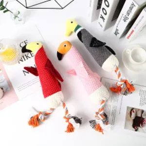 Detailansicht bunter, gestrickter Haustier-Kauspielzeuge mit strukturierten Körpern und Seilen.