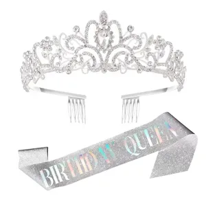 Detailaufnahme der funkelnden Strass-Krone und glitzernden Birthday-Queen-Schärpe.