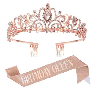 Rosegold Geburtstag Tiara und Schärpe Detail mit funkelnden Strasssteinen und eleganter Schrift.