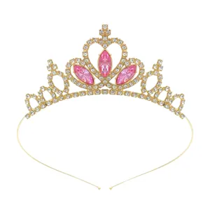 Nahaufnahme der goldenen Strass Prinzessin Tiara mit rosa Kristallen für Haarschmuck.