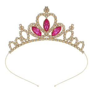 Goldene Prinzessinnen-Tiara Detail, Strassbesetzte Krone mit rosa Edelsteinen für Mädchen.