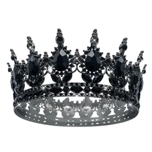 Vue détaillée d'un diadème baroque noir en cristal, couronne de reine ronde pour mariage de mariée.