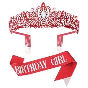Rote Strass Tiara und Geburtstag Mädchen Schärpe Detail für feierliche Party Dekoration.