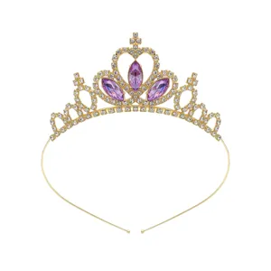 Nahaufnahme des goldenen Strass-Diadems, funkelnde violette Edelsteine, eleganter Haarreif.