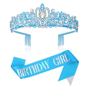 Detailaufnahme der blauen Strass-Tiara und der passenden Geburtstagsschärfe für Partys.