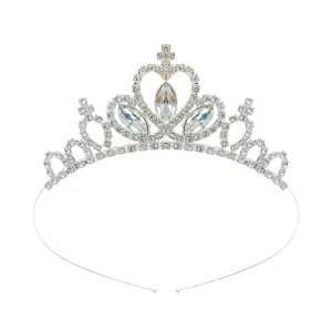Nahaufnahme des silbernen Strass-Prinzessin-Diadems mit funkelnden Kristall-Detail-Elementen.