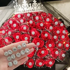 Nahaufnahme von glitzernden Strass-Blumensteckern aus Legierung, ideal für Brautkleider und Blumen.