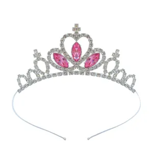 Detailaufnahme einer glitzernden silbernen Prinzessin-Tiara mit rosa Schmucksteinen.