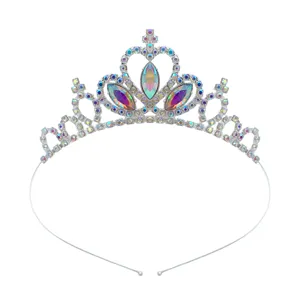 Detailaufnahme des glitzernden Strass Prinzessin Tiara Haarreifs für süße Mädchen.