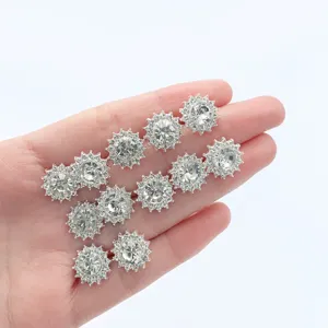 Nahaufnahme von glitzernden Strassblumen Kristall Dekorationsnadeln fur Hochzeitskleider.