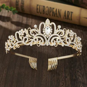 Nahaufnahme einer glamourösen goldenen Strass-Krone mit schönen Haarkämmen.