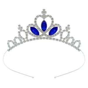 Detailaufnahme der silbernen Strass Prinzessin Tiara mit blauen Kristallen für Kinder.