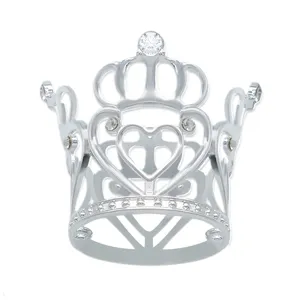 Détail de mini couronne en strass argentée, parfaite pour la décoration de gâteaux et accessoires.