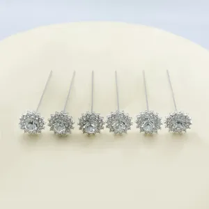 Detailaufnahme von 6 Stk. Strass Blumen Stecknadeln glitzernde Deko Nadeln für Hochzeit.