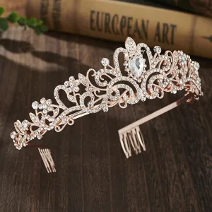 Detailansicht der funkelnden Roségold Kristall Tiara Krone mit kunstvollen Strasssteinen.