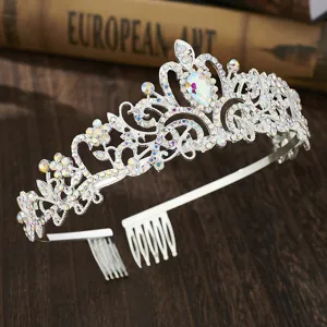 Nahaufnahme der funkelnden Kristall Strass Tiara Detail mit integrierten Haarkämmen.