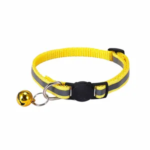 Detailansicht eines reflektierenden gelben Haustierhalsbands mit Katzenkopf-Schnalle