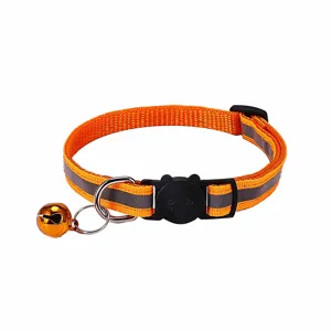Detailansicht des orangefarbenen Katzenhalsbands mit Katzenkopf-Schnalle und Glocke