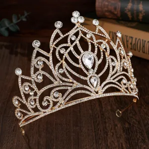 Dettaglio corona da sposa in strass dorati, tiara nuziale di lusso e accessorio per capelli.