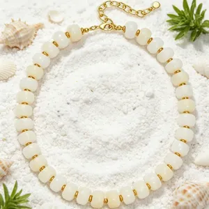 Elegante weiße Perlenkette mit goldenen Abstandshaltern und verstellbarer Kette für Damen.