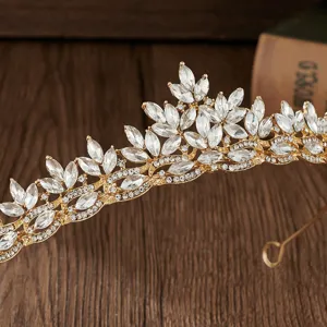 Exquisite Korean style alloy bridal tiara crown leaf crystal hair accessory detail shot
